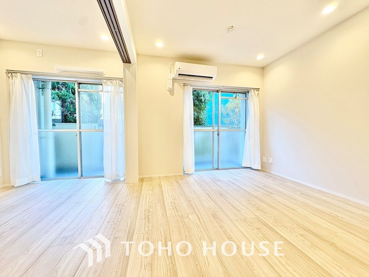 内装 【living】居心地のいい暮らしには欠かせない眩い採光。ゆったりとした幅の窓からこの空間に降り注ぐ採光が絶えない。明るいリビングこそ居心地のいい暮らしが待っているのだと思う。