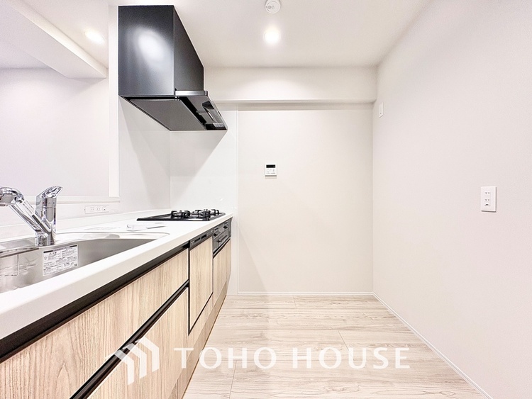 キッチン 手元の収納から、足元の収納までが全てスライド式で、奥のスペースまで有効に活用できます。奥まで上から見渡せるので、たまにしか使わない調理器具もサッと取出せます。