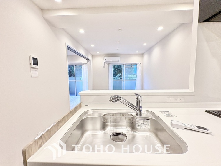 キッチン ◆愛育◆キッチンは家族の絆を育む大切な空間。シンプルで使い易いSystemKitchenで愉しく作る料理は愛情のある美味しいご馳走に。家族で使える広々としたダイニングキッチンです。