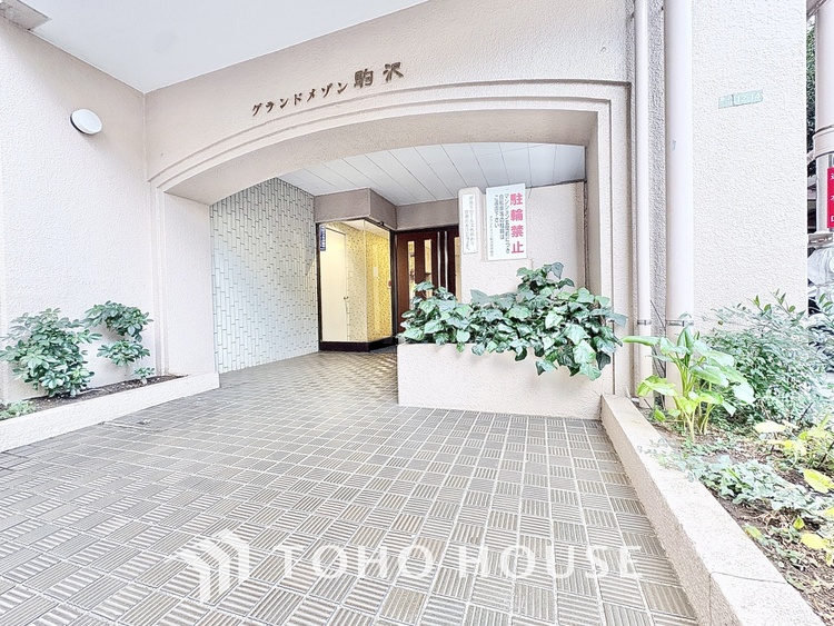 外観 【living】居心地のいい暮らしには欠かせない眩い採光。ゆったりとした幅の窓からこの空間に降り注ぐ採光が絶えない。明るいリビングこそ居心地のいい暮らしが待っているのだと思う。