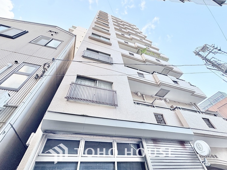 その他 【浴室】《一日の疲れを落としてくれる場所は、落ち着く場所でなければならない》　高級感溢れるカラーと大きさ・柔らかな曲線で構成された半身浴も楽しめるバスタブが心地よさをもたらします。