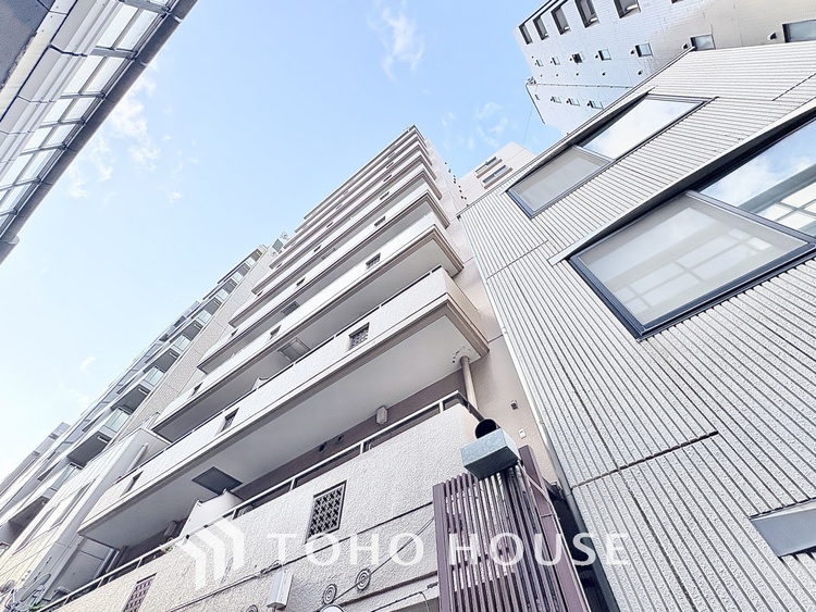 外観 清潔感あるホワイト調のクロスと温もり溢れるモダンカラーの床材が見事に調和した本邸宅は、毎日の生活を少しでも快適に過ごして頂ける様に落ち着いた雰囲気作りから行っています。