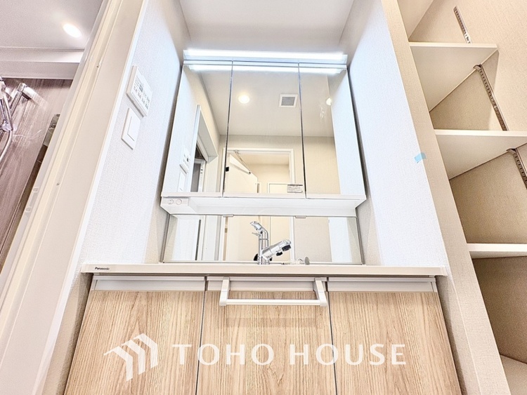 洗面 気持ちの良い朝をつくりだし、夕方には笑顔を取り戻させてくれるミラー。パウダールームはいつでも本来の自分を取り戻せる空間。明るく仕上げてあります。