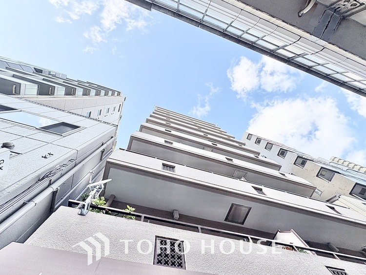 その他 ◆サンサンと◆差し込む太陽の光がこのリビングに笑いをもたらす。ソファの上のクッションがポカポカした暖気にぬくぬくと微睡んでいる。