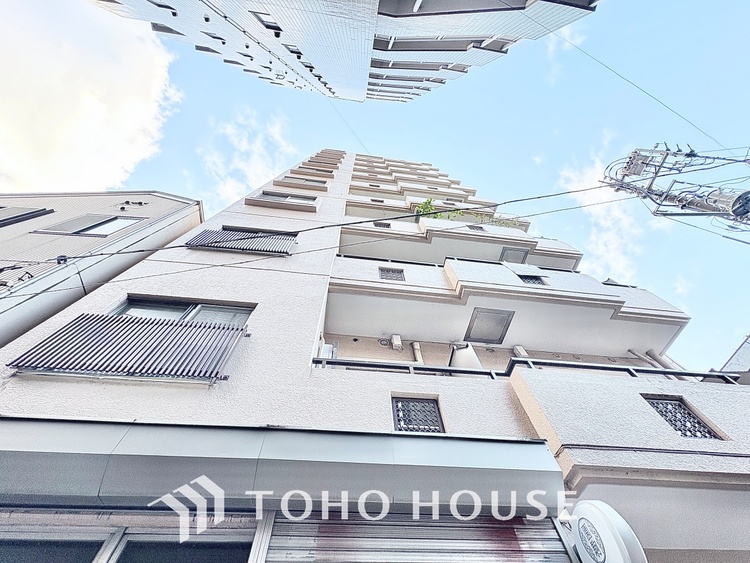 外観 ここはみんなが集い、食事と楽しい会話が始まる場所。話に夢中になりすぎて、ついつい時を忘れ、夜半過ぎになってしまう。そんな束の間の幸せを感じさせてくれます。