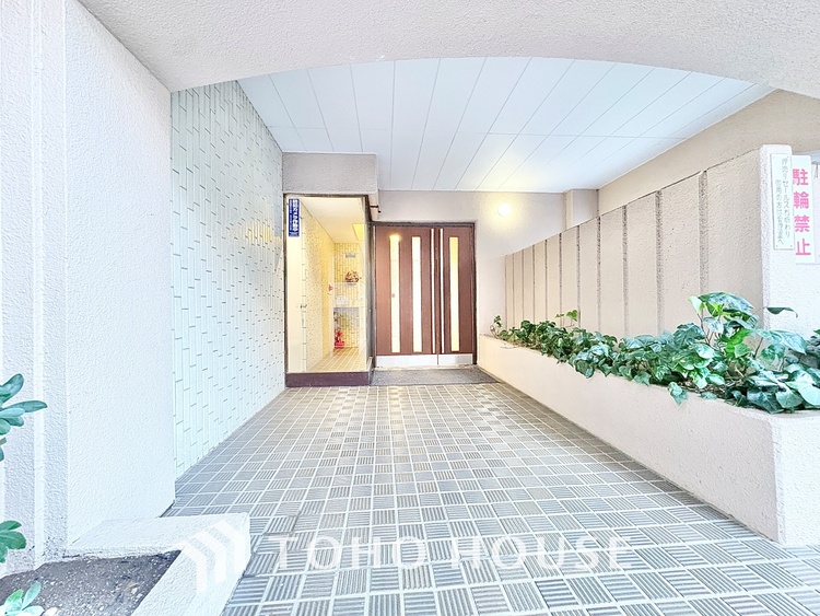 エントランス キッチンは家族の絆を育む大切な空間。シンプルで使い易いシステムキッチンで愉しく作る料理は愛情のある美味しいご馳走に。家族で使えるダイニングキッチンです。