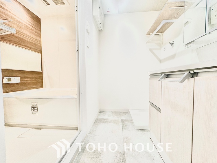 洗面 【WASHROOM】◆快適◆煌びやかな暮らしの中にも忘れたくない快適さ。大きな収納が助けてくれます。