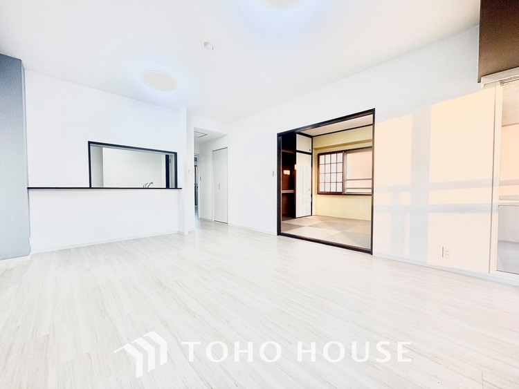 内装 【LIVING】◆眩い◆光が燦々と入り、家族の笑顔を照らす。「いつまでも続いて」と願う夢のような毎日がここにある。