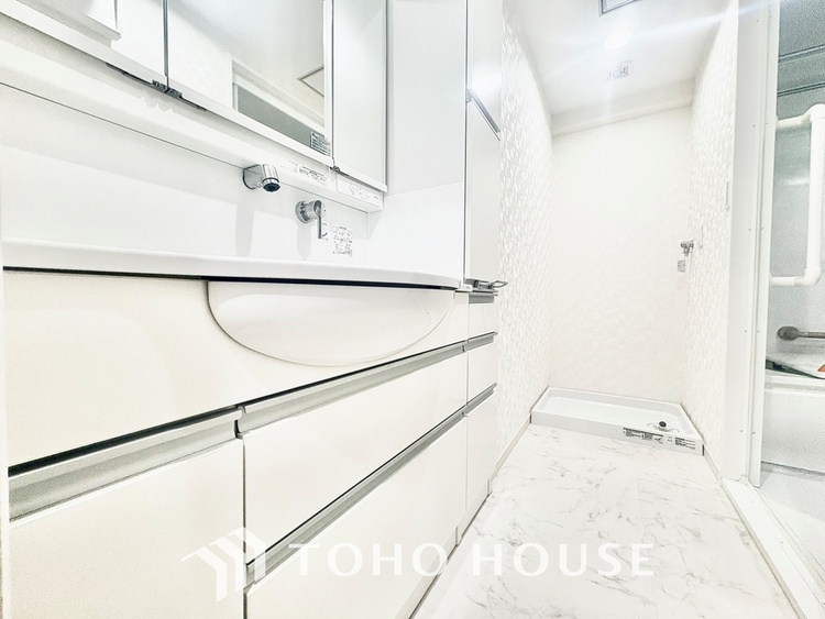 洗面 【WASHROOM】◆快適◆煌びやかな暮らしの中にも忘れたくない快適さ。大きな収納が助けてくれます。