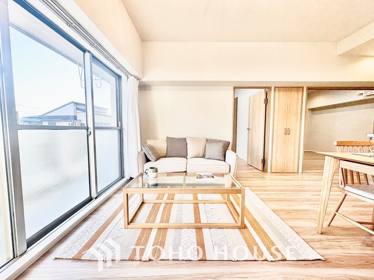 内装 【LIVING】◆陽光◆が差し込む。この開放的なLDKに家族の笑顔が集う。家族が一緒に過ごす空間は明るく、そして居心地よく。