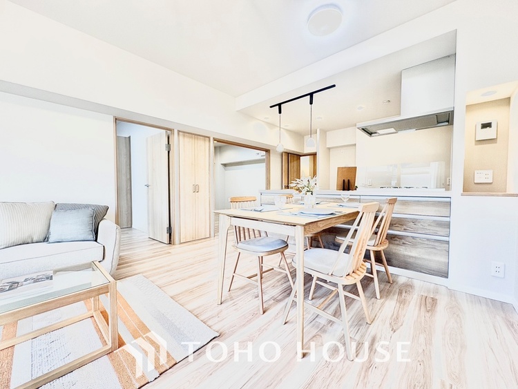 内装 【LIVING】◆扉を◆開くとこの景色。家族の”おかえり”の声が聞こえてきそう。