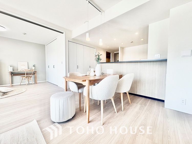 内装 【living】居心地のいい暮らしには欠かせない眩い採光。ゆったりとした幅の窓からこの空間に降り注ぐ採光が絶えない。明るいリビングこそ居心地のいい暮らしが待っているのだと思う。