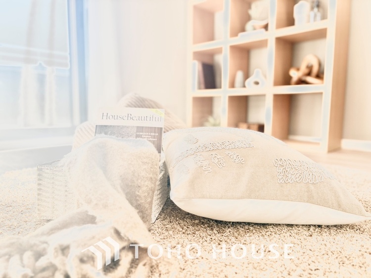 内装 風の通り道。舞い込んでくる風が優しく躍り、室内に爽やかな空気を運んでくる。そこに季節の息吹を感じて、いまがどんな季節なのかを実感する。