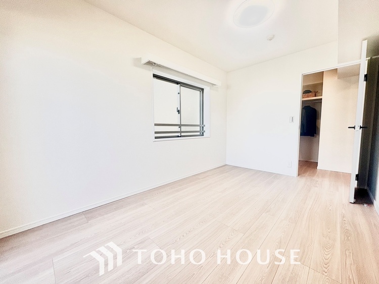 内装 使いやすく、明るい洋室に仕上がります。子供部屋や趣味のお部屋にご利用できます。ご自身で家具などを配置し、素敵な空間を創り上げられます。