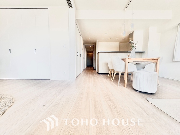 内装 ここはみんなが集い、食事と楽しい会話が始まる場所。話に夢中になりすぎて、ついつい時を忘れ、夜半過ぎになってしまう。そんな束の間の幸せを感じさせてくれます。