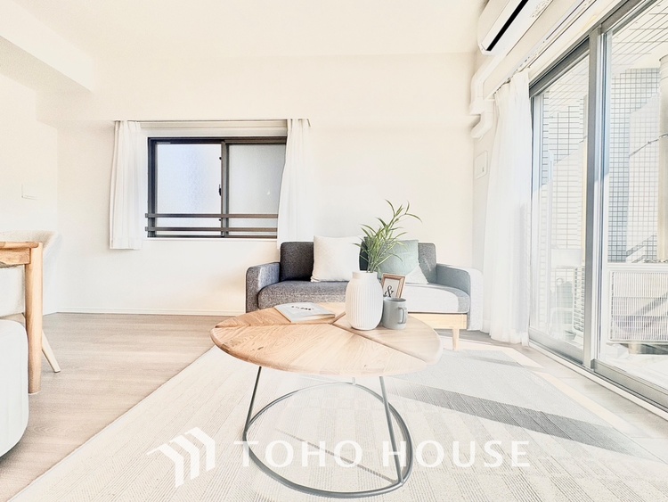 内装 使いやすく、明るい洋室に仕上がります。子供部屋や趣味のお部屋にご利用できます。ご自身で家具などを配置し、素敵な空間を創り上げられます。