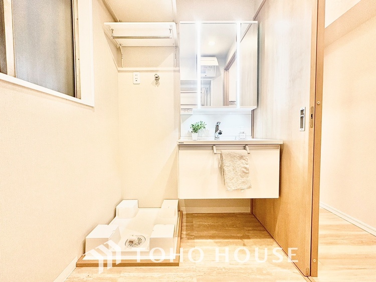 洗面 【WASHROOM】◆快適◆煌びやかな暮らしの中にも忘れたくない快適さ。大きな収納が助けてくれます。