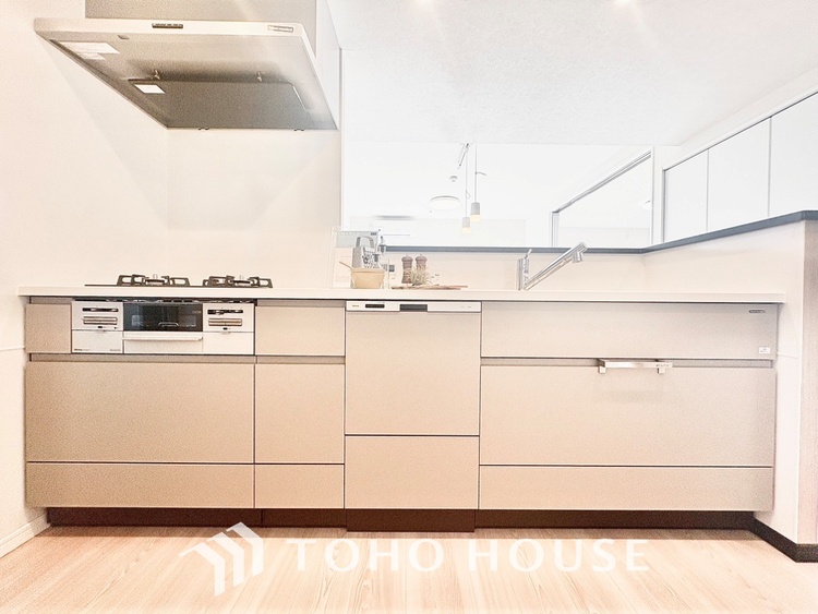 キッチン 手元の収納から、足元の収納までが全てスライド式で、奥のスペースまで有効に活用できます。奥まで上から見渡せるので、たまにしか使わない調理器具もサッと取出せます。