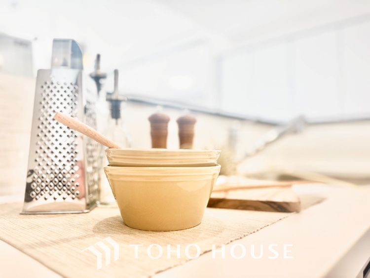 キッチン ◆愛育◆キッチンは家族の絆を育む大切な空間。シンプルで使い易いSystemKitchenで愉しく作る料理は愛情のある美味しいご馳走に。家族で使える広々としたダイニングキッチンです。