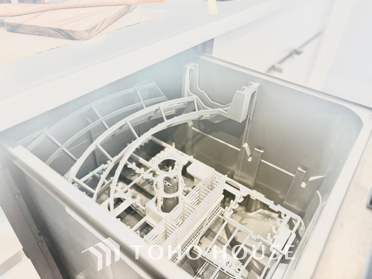 キッチン キッチンは家族の絆を育む大切な空間。シンプルで使い易いシステムキッチンで愉しく作る料理は愛情のある美味しいご馳走に。家族で使えるダイニングキッチンです。