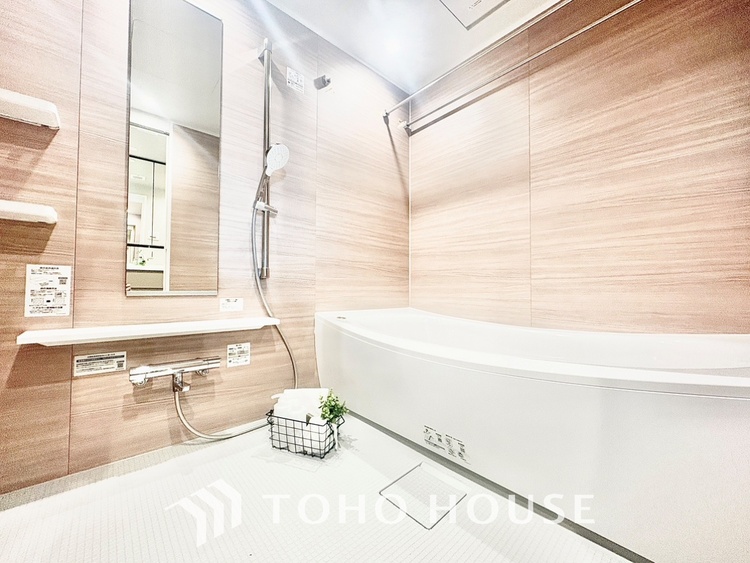 風呂 【浴室】《一日の疲れを落としてくれる場所は、落ち着く場所でなければならない》　高級感溢れるカラーと大きさ・柔らかな曲線で構成された半身浴も楽しめるバスタブが心地よさをもたらします。