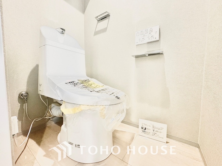 トイレ 清潔感あるホワイト調のクロスと温もり溢れるモダンカラーの床材が見事に調和した本邸宅は、毎日の生活を少しでも快適に過ごして頂ける様に落ち着いた雰囲気作りから行っています。