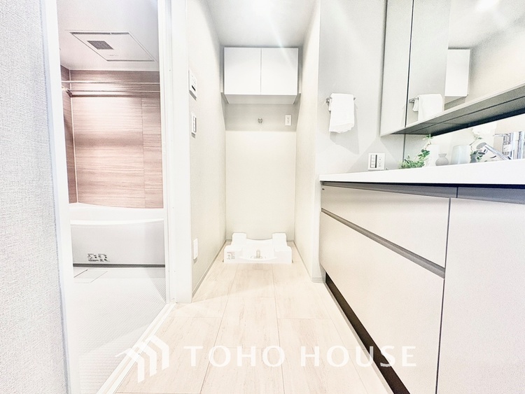 洗面 気持ちの良い朝をつくりだし、夕方には笑顔を取り戻させてくれるミラー。パウダールームはいつでも本来の自分を取り戻せる空間。明るく仕上げてあります。