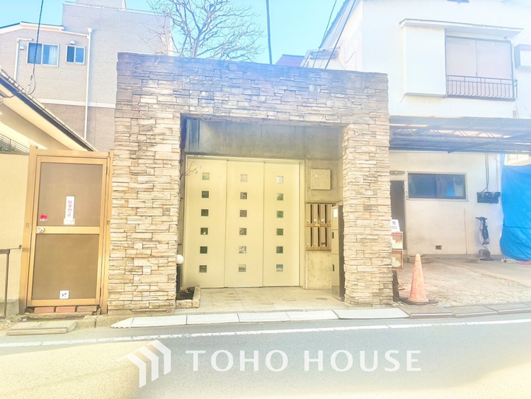 外観 【Entrance】お出かけとお戻りの際に必ず通る場所は全体的に穏やかで慎ましい印影。美しく光をアレンジした素敵なエントランスです。