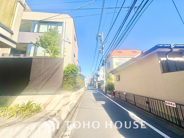 外観 【エントランス】よく手が行き届いたエントランス。出入りで必ず目にする場所だから、いつも清潔で管理されているのは嬉しいポイントですね