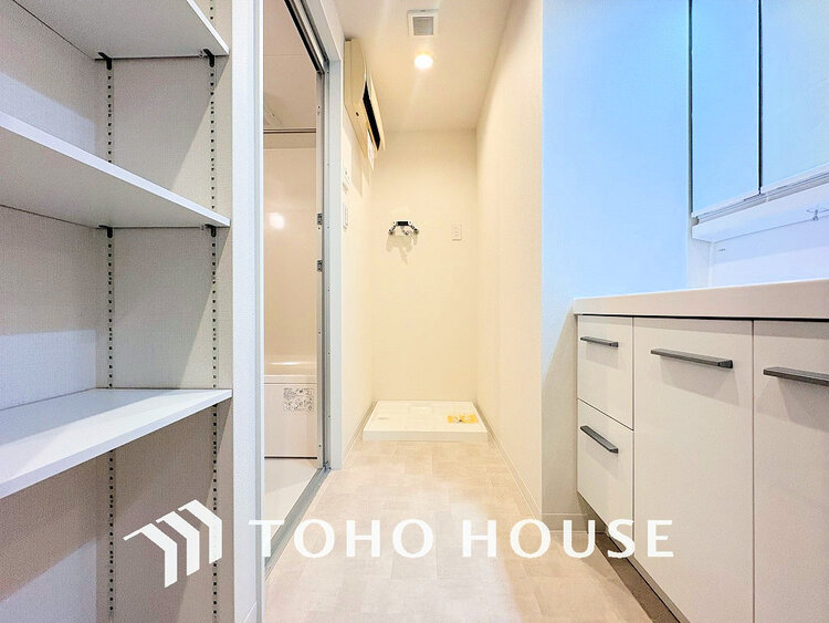 洗面 白を基調とした清潔感のある洗面室で朝の身支度を