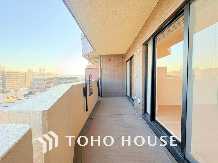 バルコニー 日当たりの良いバルコニーで晴れの日の洗濯物も楽しみになりますね