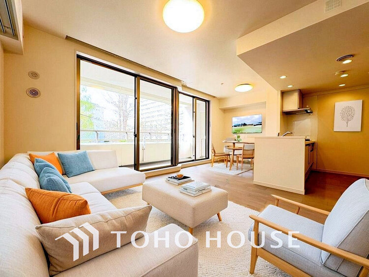 内装 広がりのある住空間、家族が集まるリビング・ダイニング(家具は全てCGです)