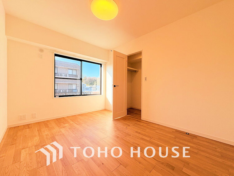 内装 採光もある洋室は、くつろぎのひと時を過ごすのにぴったり