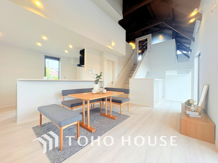 内装 広がりのある住空間、家族が集まるリビング・ダイニング