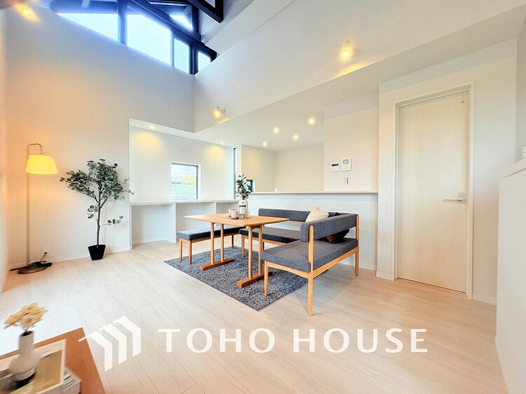 内装 家族みんなが爽やかに過ごせるように、光をたっぷり取り込んだLDK