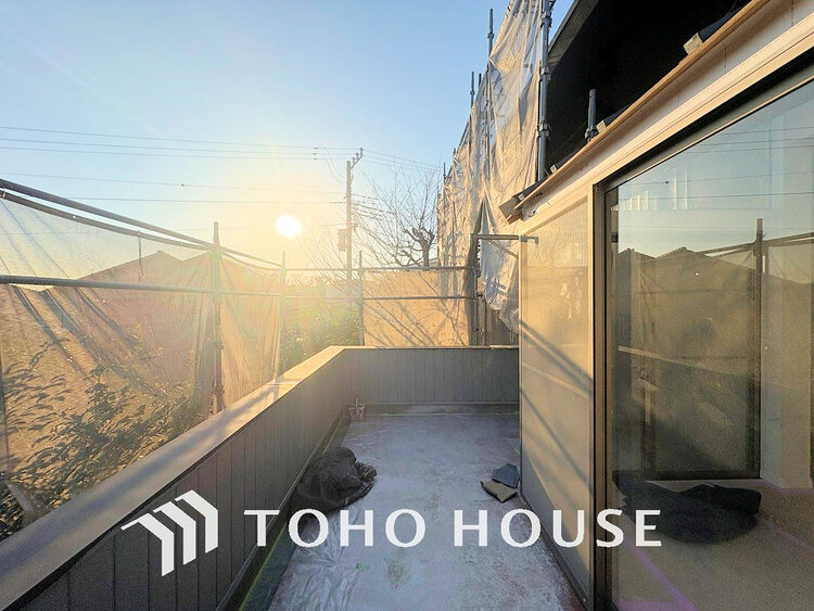 バルコニー 日当たりの良いバルコニーで晴れの日の洗濯物も楽しみになりますね