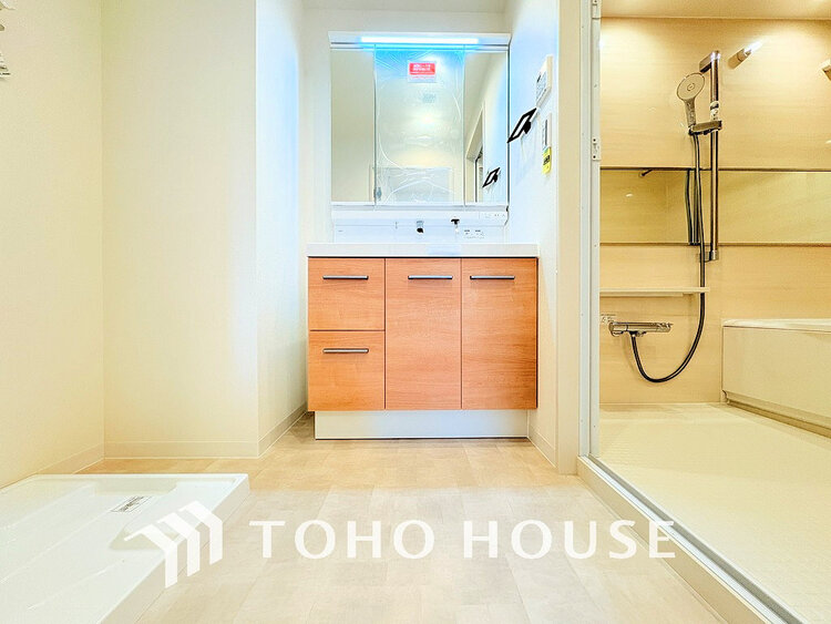 洗面 白を基調とした清潔感のある洗面室で朝の身支度を