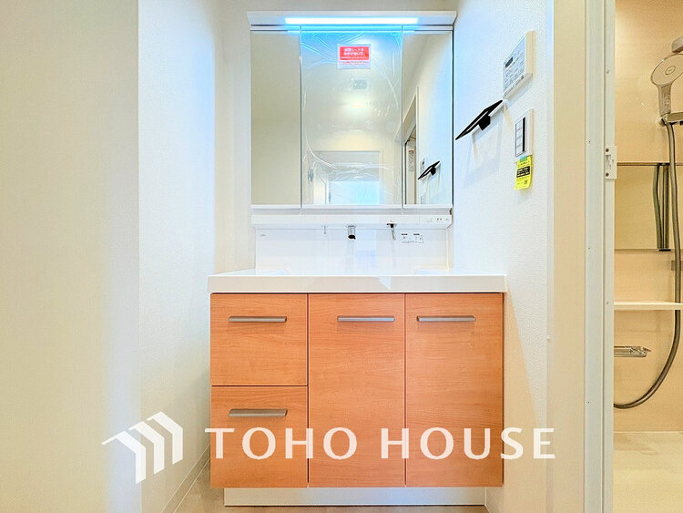 洗面 落ち着きのある色合いでまとめられた洗面室