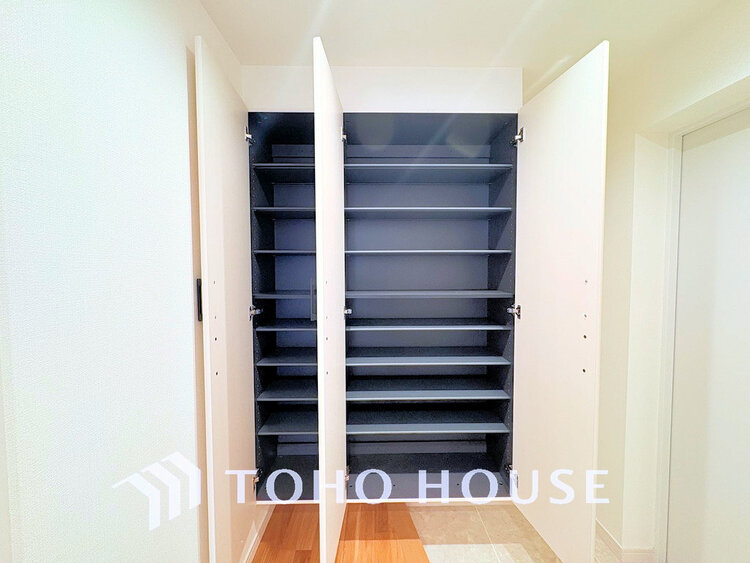 玄関 天井まである玄関収納はご家族分の履物も余裕で収納可能