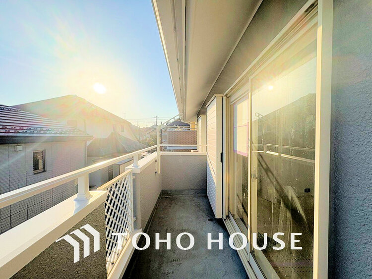 バルコニー 日当たりの良いバルコニーで晴れの日の洗濯物も楽しみになりますね