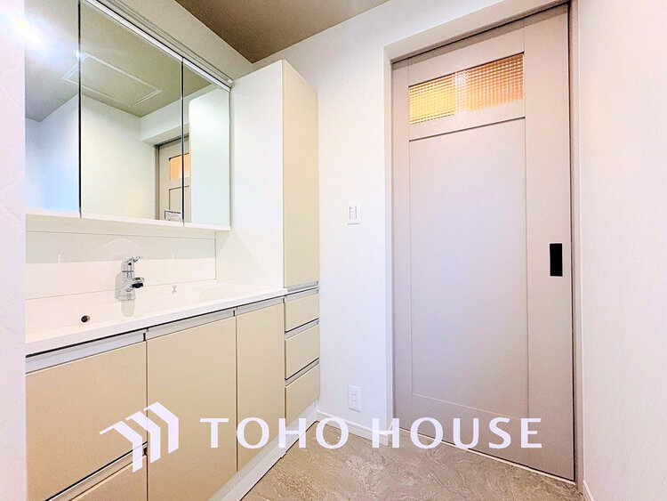 洗面 洗面台には三面鏡を採用。身だしなみを整えやすく収納量も良好です