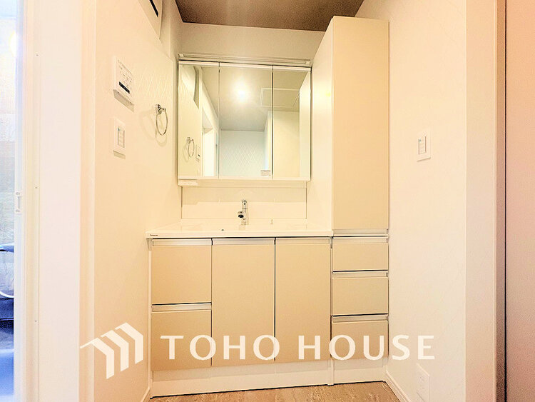 洗面 落ち着きのある色合いでまとめられた洗面室