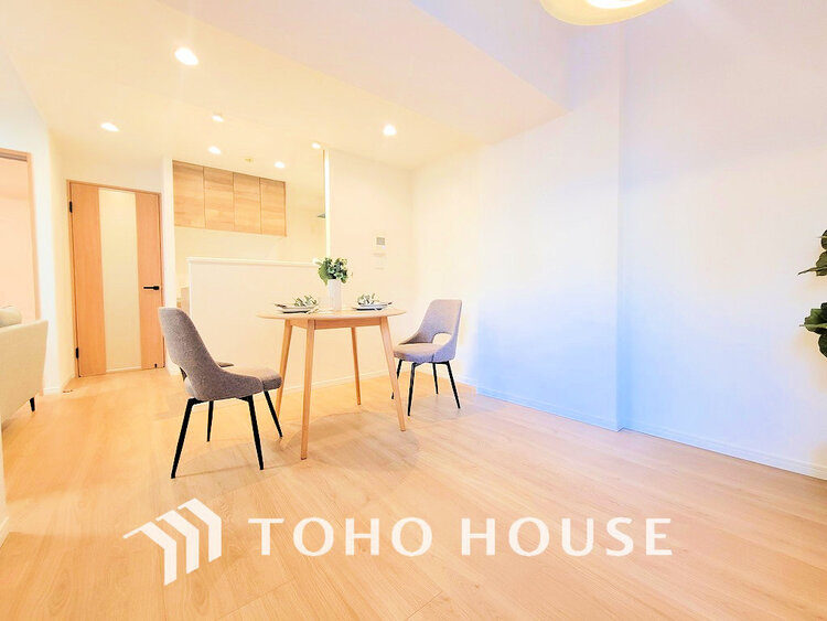 内装 上質な時間を育む暮らしのメインステージ。寛ぎとコミュニケーションを育む居心地のよい場所