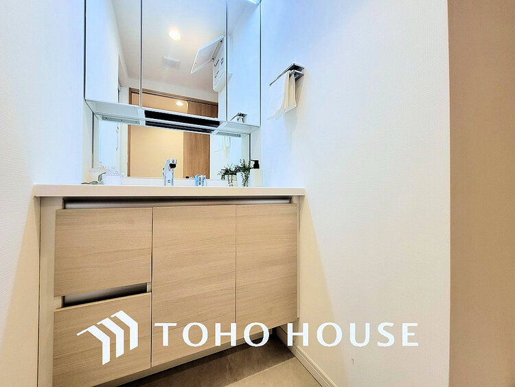 洗面 白を基調とした清潔感のある洗面室で朝の身支度を