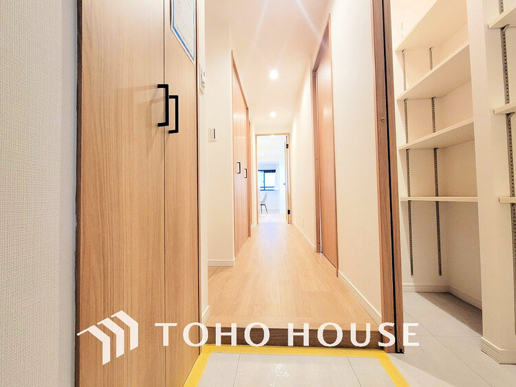 玄関 落ち着いた雰囲気の玄関、家族の帰りを暖かく迎えてくれます