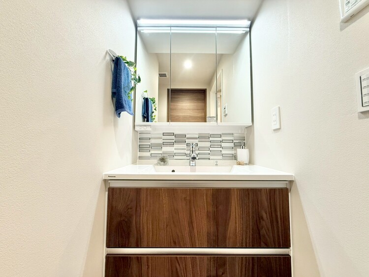 その他 清潔感を感じられる洗面化粧台。