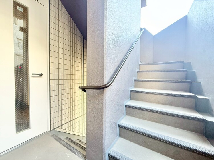 その他 共用部の階段です。明るく清潔に管理されています。