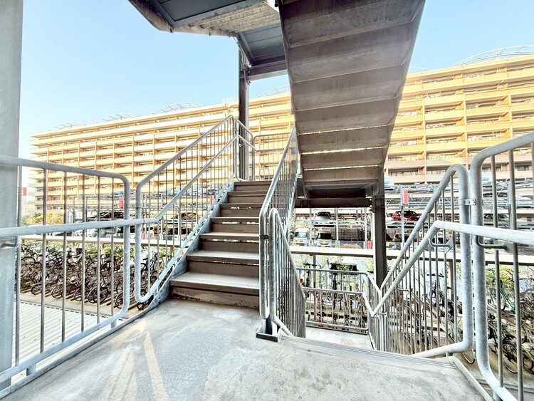 その他 共用部の階段です。明るく清潔に管理されています。