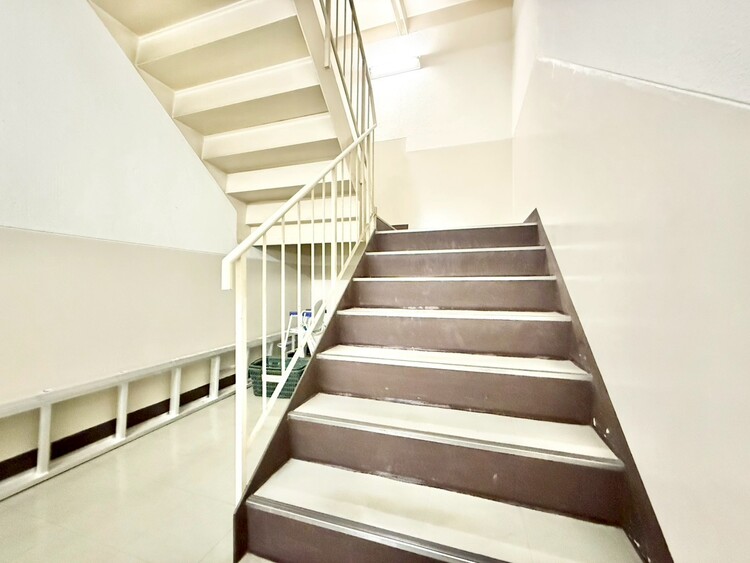 その他 共用部の階段です。明るく清潔に管理されています。