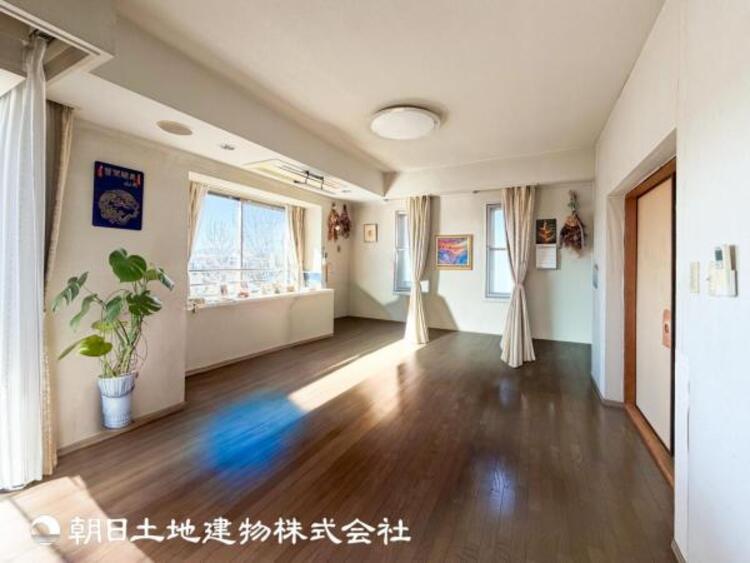 居間 【リビング】1日の中で最も長い時間を過ごすことになるリビングだからこそ、いつも笑顔があふれる空間であるように。広々とした空間から幸せな未来を。